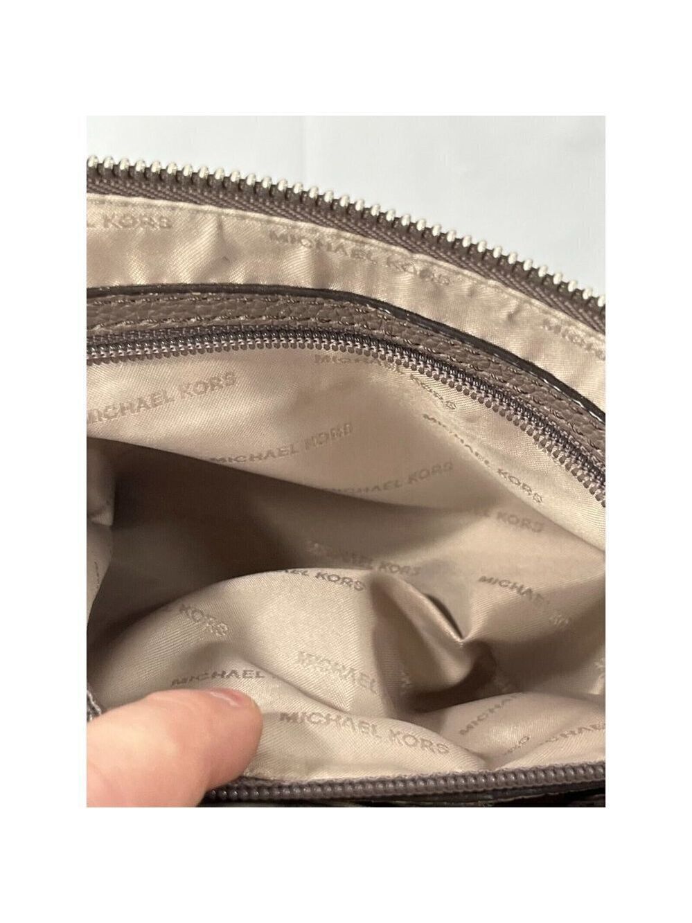 Michael Kors Mercer Large Snap Pocket Crossbody taupe - Picture 5 of 16